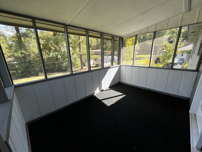 Screened in porch great for outdoor living - 714 Woodland Dr S