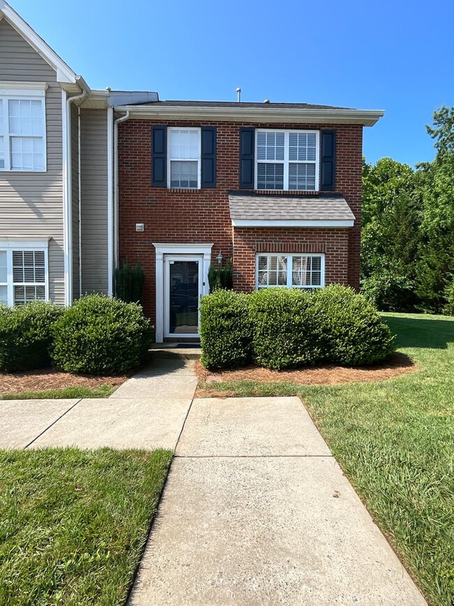 Building Photo - 812 Brittany Way