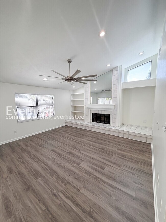 Building Photo - 4 Bed/2.5 Bath Home with Detached Garage / Available Now!