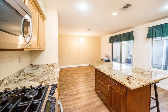 Building Photo - Beautiful Townhouse in the desirable Anaheim Packing District!