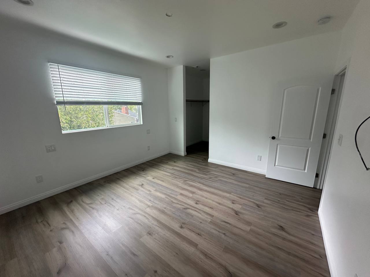 Building Photo - 15122 Burbank Blvd