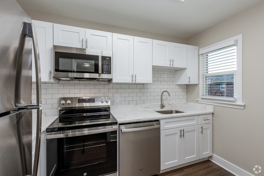 1BR, 1BA - 710SF - Kitchen - District at Williamsburg