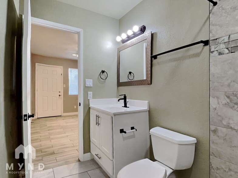 Building Photo - 548 E Royal Palms Dr