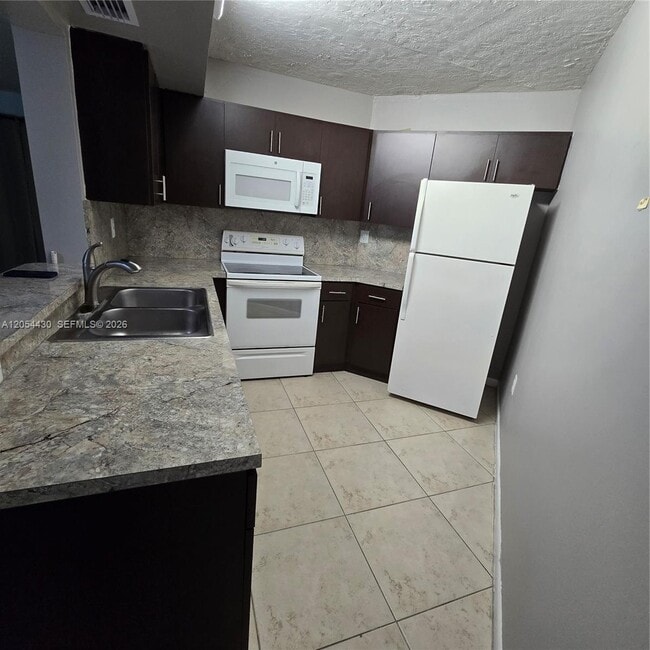 Building Photo - 9731 Fontainebleau Blvd
