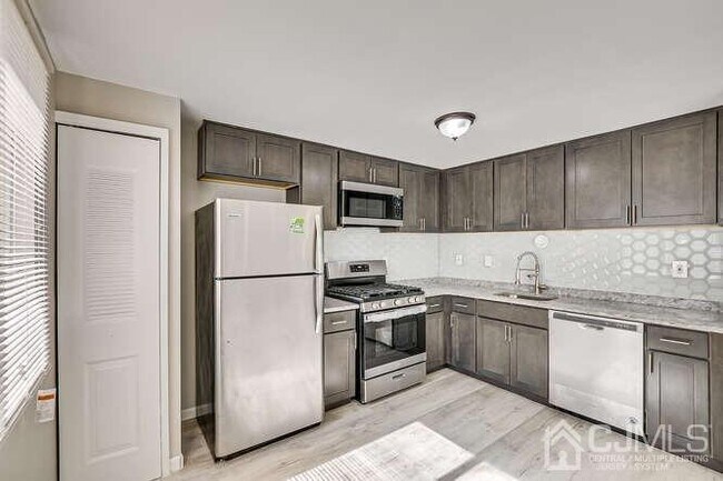 Building Photo - 216 E 7th St