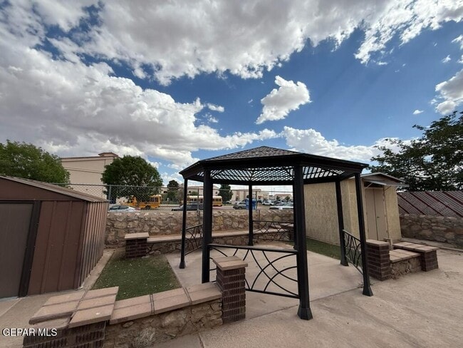 Building Photo - 966 Geronne Dr