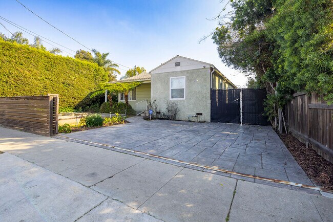 Building Photo - 10744 Charnock Rd