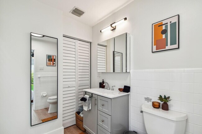 Building Photo - 702 NE 10th Ave