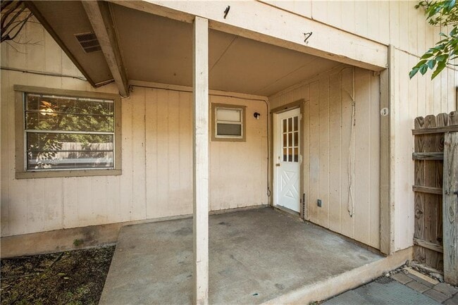 Building Photo - 906 Country Aire Dr
