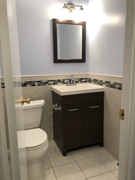 2nd Bath - sink - 3766 Persimmon Cir