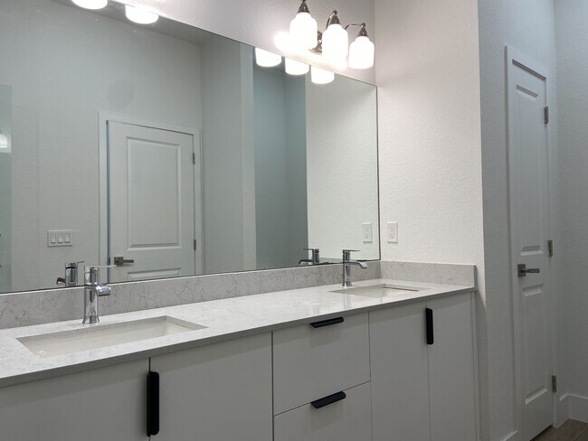 Building Photo - 401 Bella Sol Way