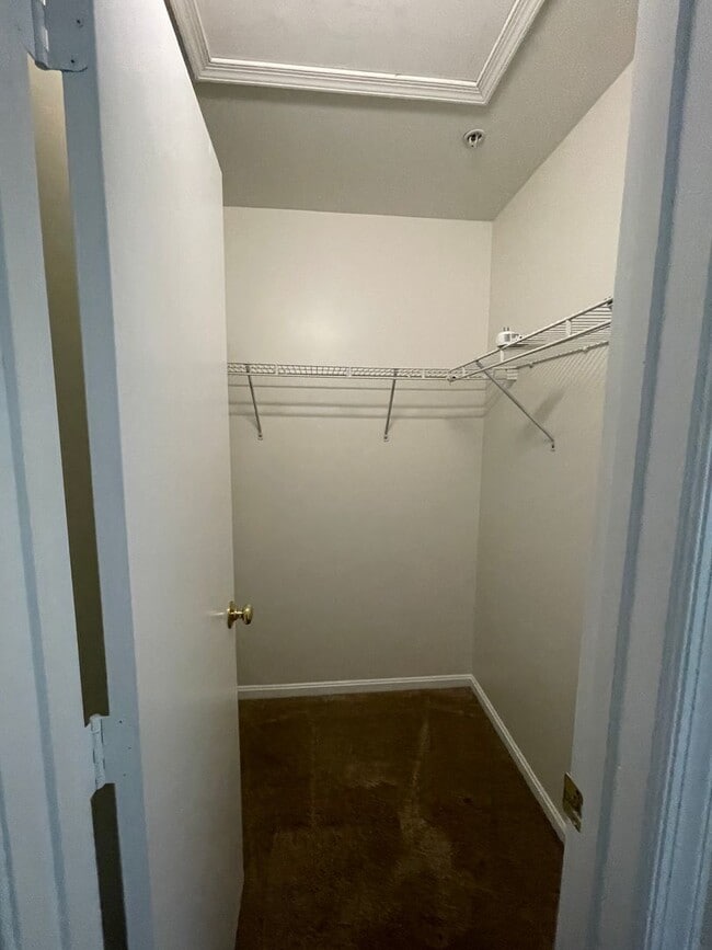 Building Photo - Beautiful 3 Bed 2.5 Bath Interior Townhome...