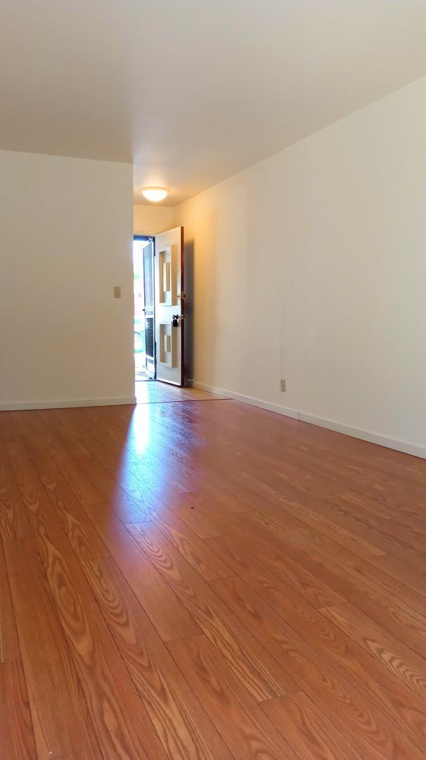 Building Photo - Charming 2bd Duplex With Private Yard & Garage