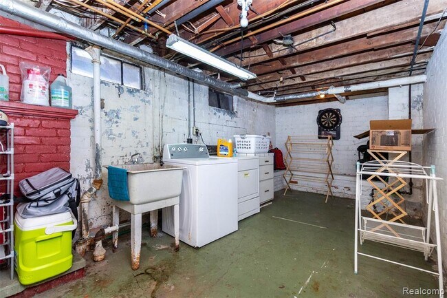 Building Photo - 8911 Manor Ave