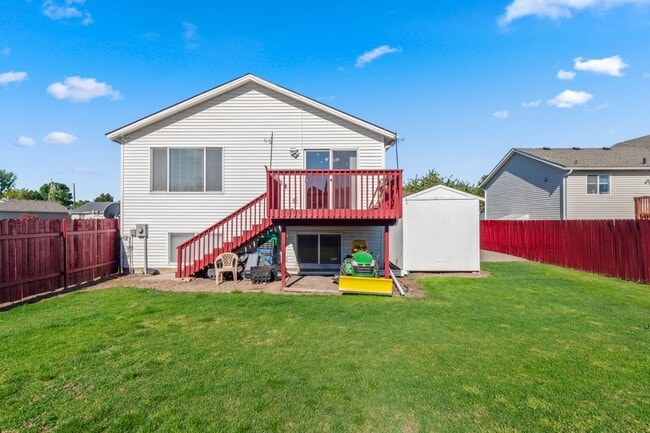Building Photo - 4 bedroom 3 bath home with 3 car garage in...