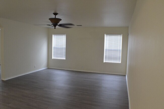 Building Photo - Beautiful 4 bedroom 3 bath 2 car garage ho...