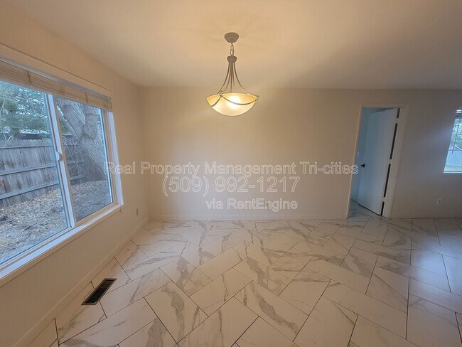 Building Photo - 3704 S Vancouver St