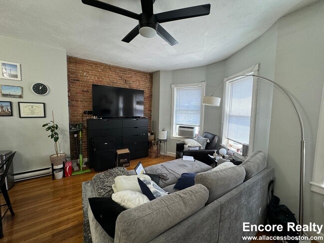 Building Photo - 120 London St