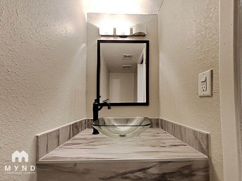 Building Photo - 8243 E Thomas Rd