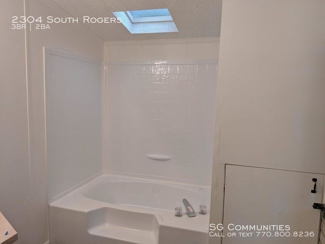 Building Photo - 2304 S Rogers St