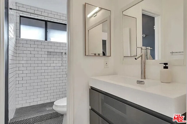 Building Photo - 602 Victoria Ave