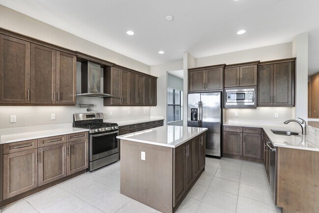 Building Photo - ** STONECREEK ** 3 BED + DEN / 3.5 BATH - ...