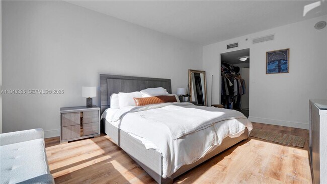 Building Photo - 1750 N Bayshore Dr