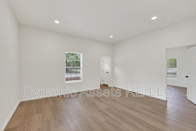 Building Photo - 542 E 23rd St