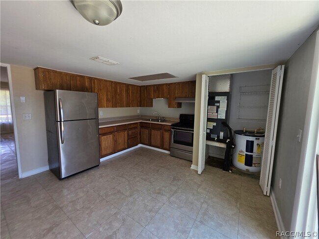 Building Photo - 2500 E Modern Ct