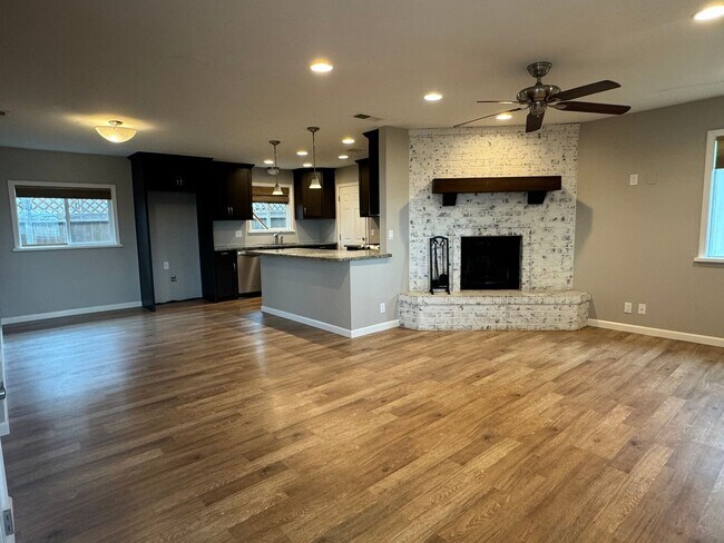 Building Photo - Avail 11/7. Nicely Updated Home in Downtow...