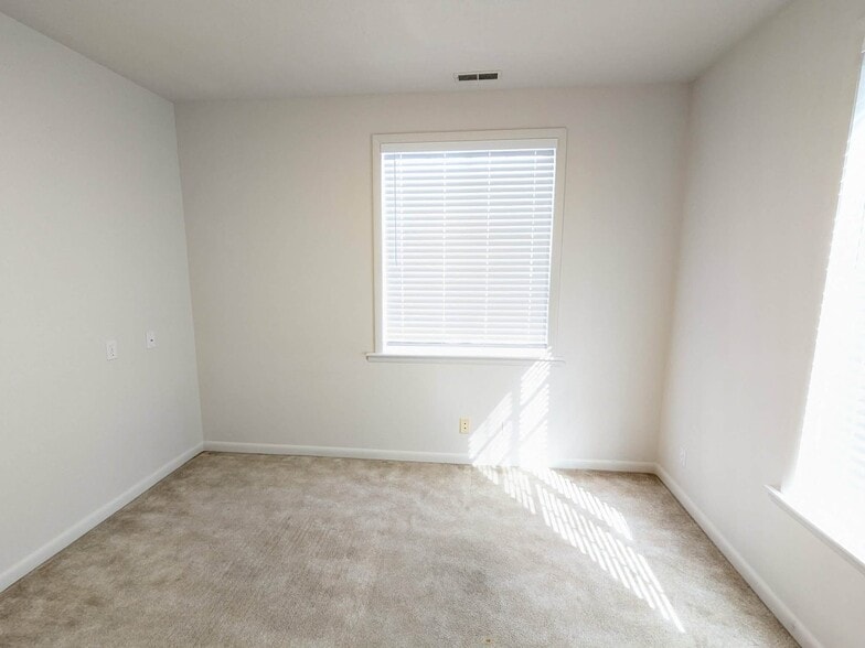 Building Photo - 1760 N 400 E