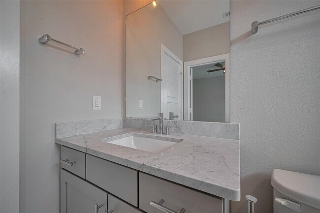 Building Photo - 5837 E Post Oak Ln