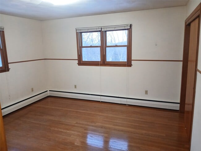 Building Photo - 5 Meadow Brook Ln