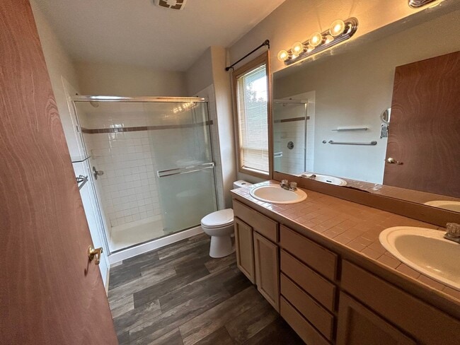 Building Photo - Large 4 bedroom 2.5 bath home in Glen Eagle