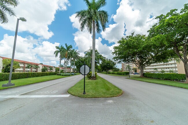Building Photo - 9420 S Hollybrook Lake Dr