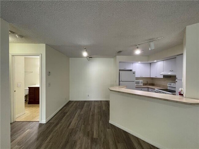 Building Photo - 3430 Pinewalk Dr N