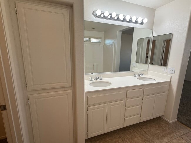 Building Photo - Brentwood Community- Centrally Located- 3 ...