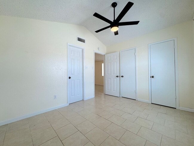 Building Photo - Refrig A/C 2bed/2bath Duplex with Bonus Room!