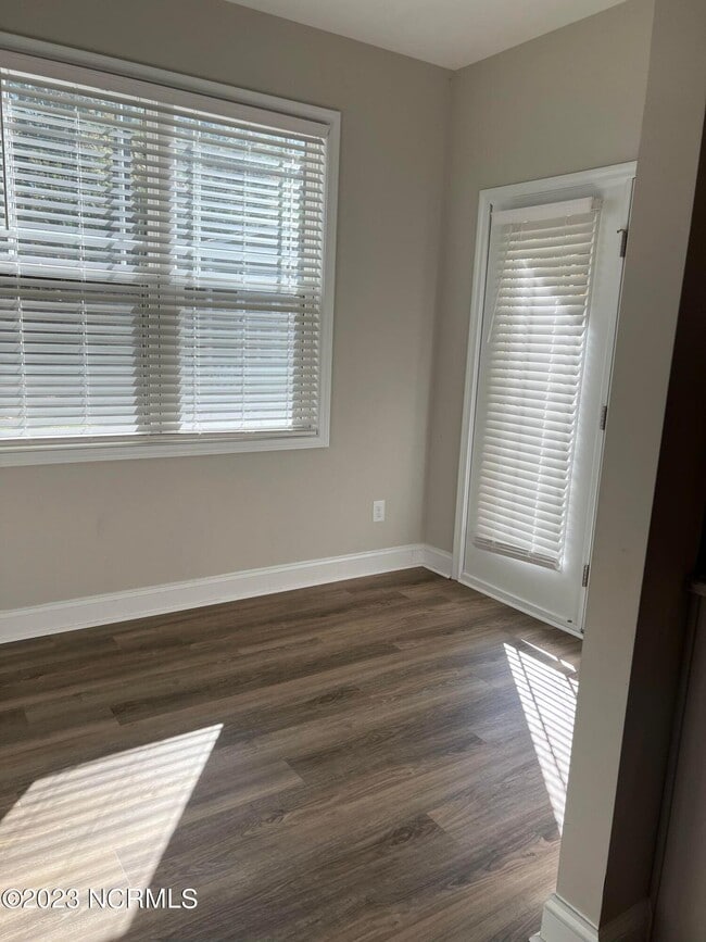 Building Photo - 412 Palisades Dr