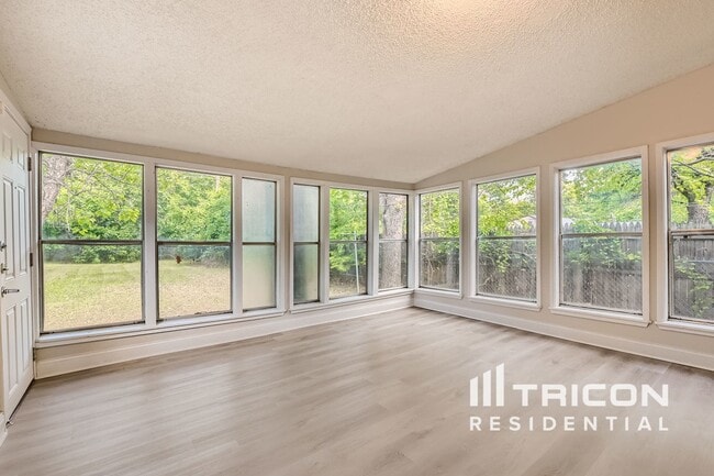 Building Photo - 909 Layton Way