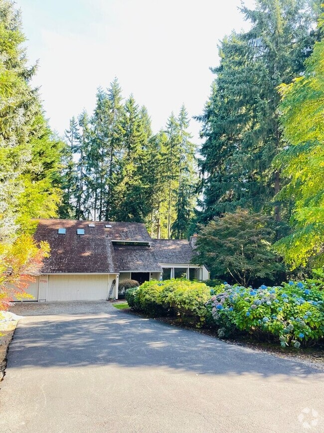 Building Photo - Beautiful 3 bed, 2.5 bath home located in ...