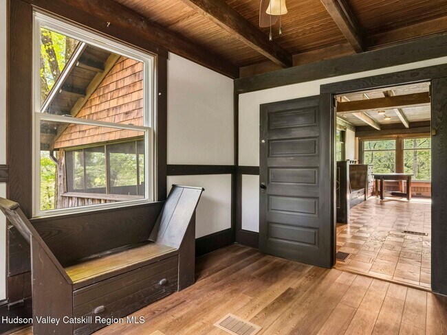 Building Photo - 5 Riverby Ln