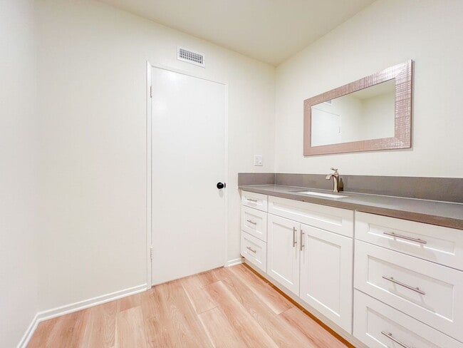 Building Photo - DELL