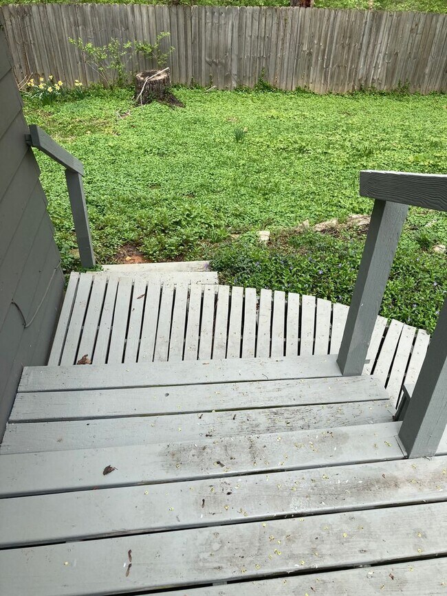 Building Photo - 3 bedroom, 1 bath House: Available August ...