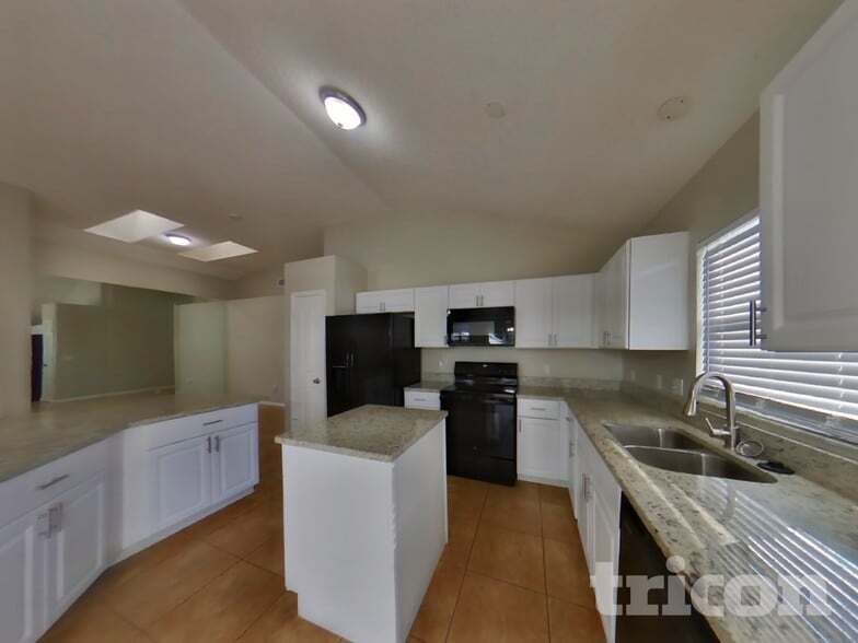 Building Photo - 8931 Southbay Dr