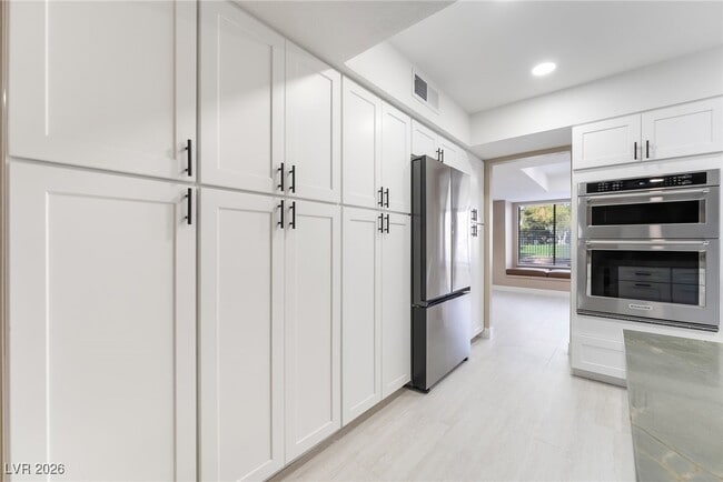 Building Photo - 968 Pinehurst Dr