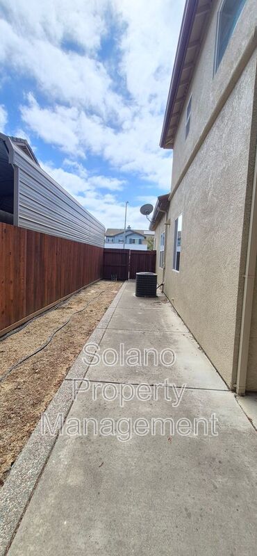 Building Photo - 2080 Mariposa Dr