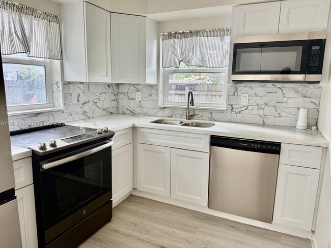 Building Photo - 2546 Scott St