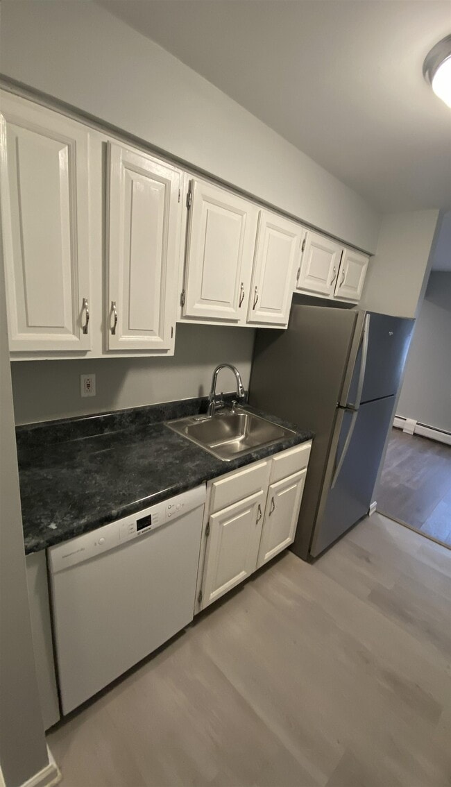 Building Photo - 16 N End Dr