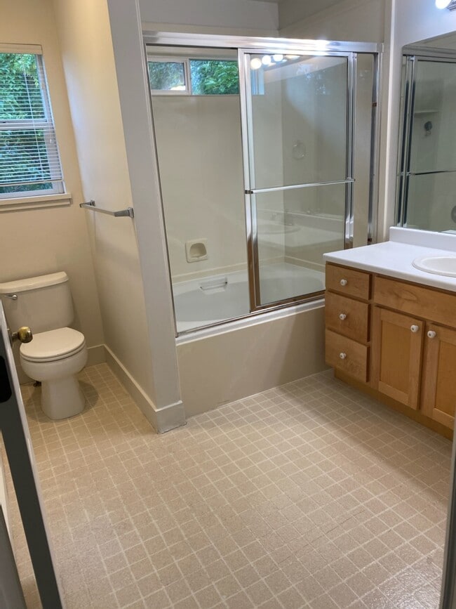Master bathroom-upstairs - 1147 E Garfield Ave